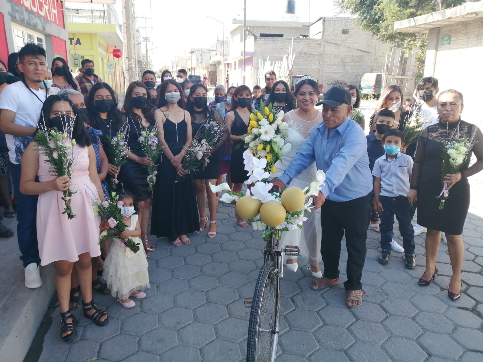 Papá adorna bicicleta para llevar a su hija a su boda