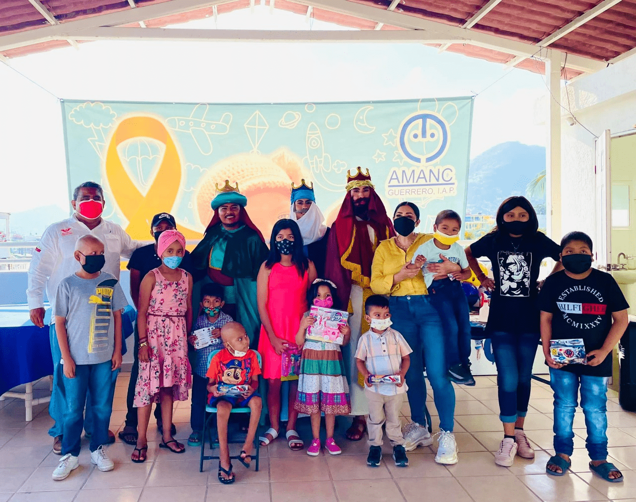 Reviviendo sonrisas por Acapulco celebra Día de Reyes con niños de AMANC