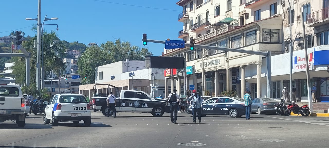 Bloquean padres de familia la Costera Miguel Alemán