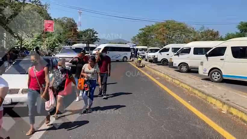 Bloquea UPOEG carretera Acapulco-Pinotepa Nacional