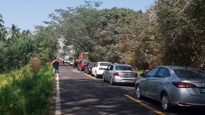 Bloquean crucero de Huehuetan por falta de internet en la zona