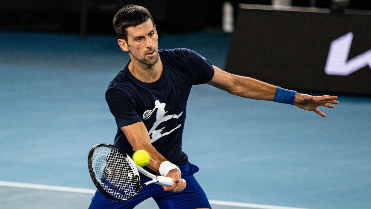 De mal en peor: Captan a Novak Djokovic sin cubrebocas en un avión