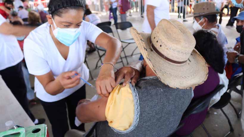Vacunan en Chilpancingo a 5 mil maestros y 4 mil adultos mayores