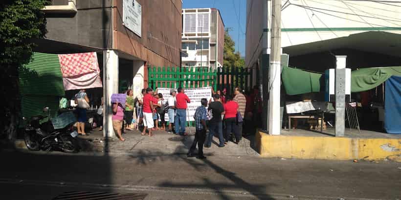 Denuncian empleados del IMSS Acapulco despidos injustificados