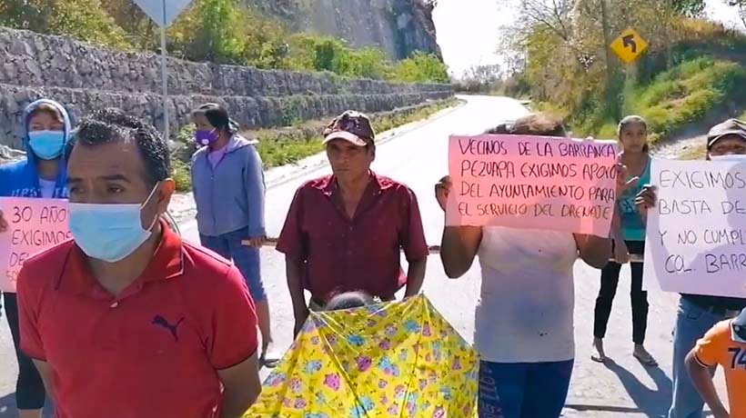 Bloquean viejo libramiento a Tixtla en Chilpancingo; exigen drenaje