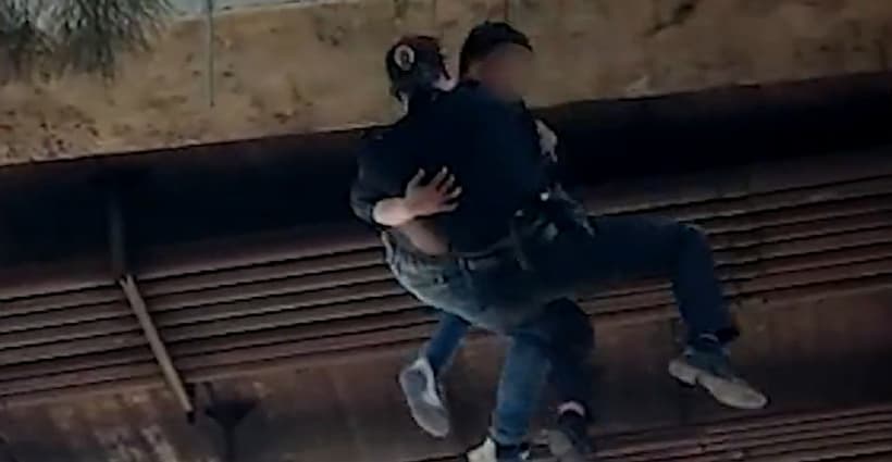 Evita policía que hombre se lanzara de un puente del metro CDMX