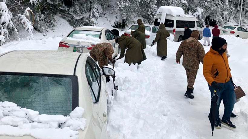 Tragedia en Pakistán, mueren 22 en tormenta de nieve; 10 eran niños