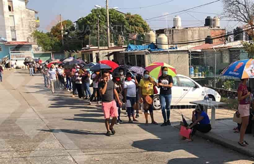 Se forma fila kilométrica por vacunación anticovid para adolescentes en el ITA