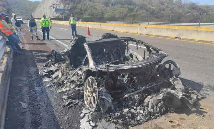 Se incendia Lamborghini en la Autopista del Sol