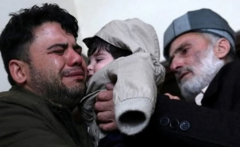 Se reencuentra bebé con su familia tras separarse en el aeropuerto de Kabul, Afganistán