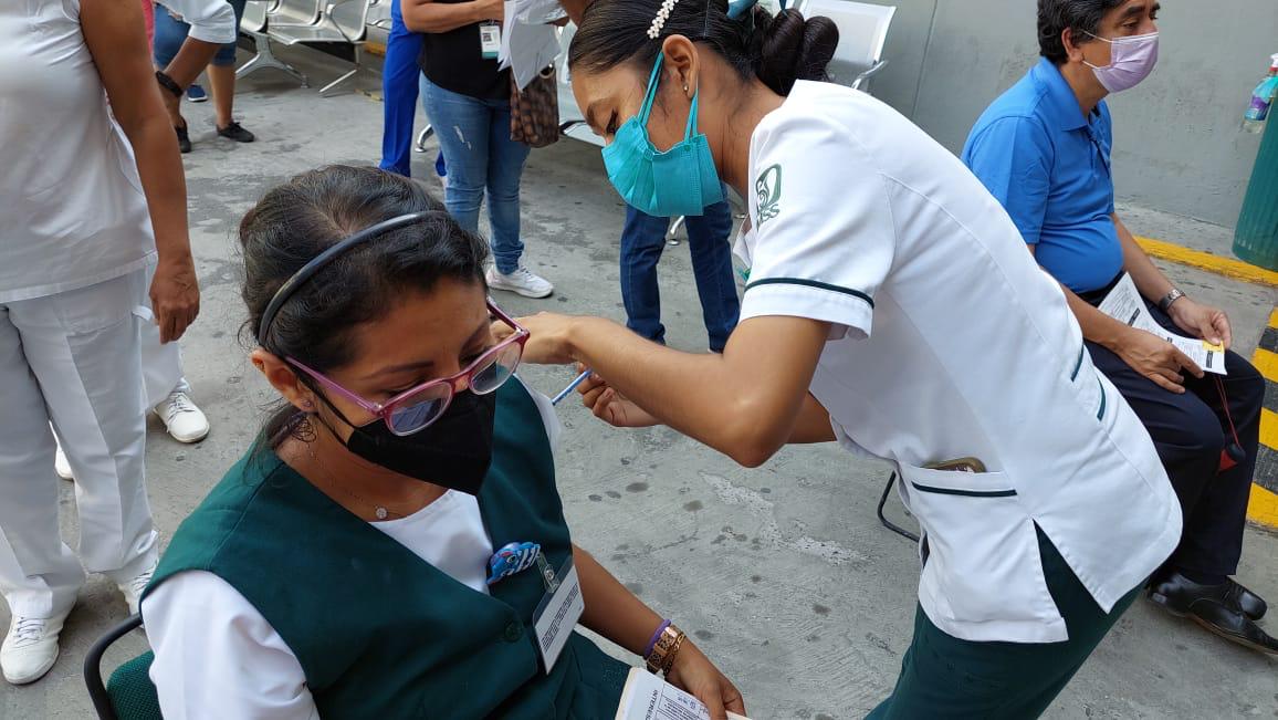 Trabajadores de Salud pueden seguir laborando tras vacunarse: SSG