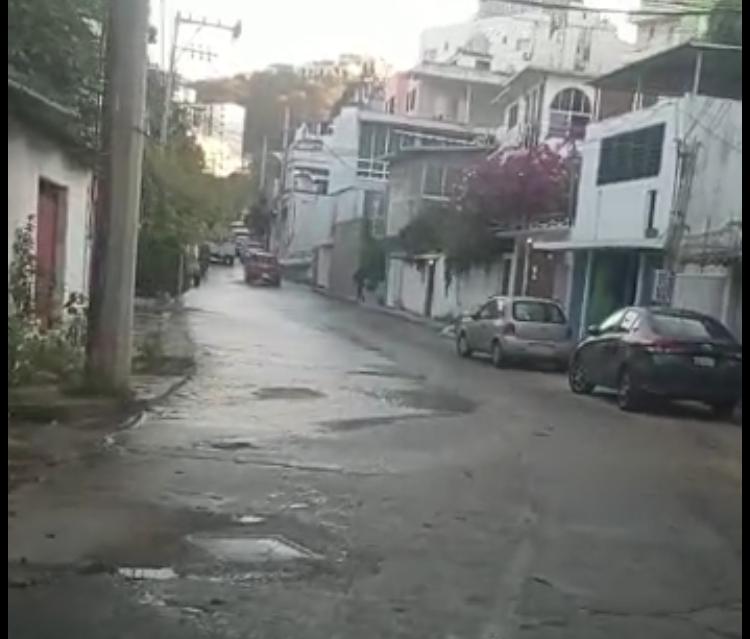 Reportan fuga de agua en la colonia Farallón