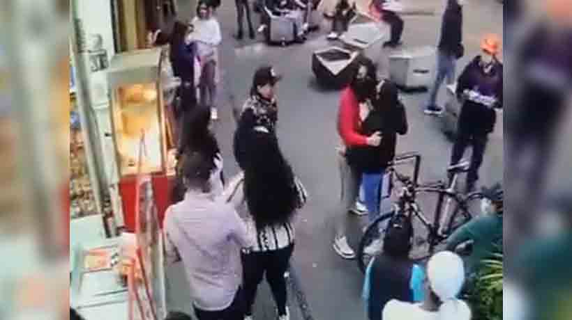 VIDEO: Mujer agrede a lesbianas por darse un beso en calle de CDMX