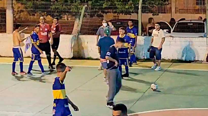 VIDEO: Arbitro apunta y golpea a jugadores con una pistola en Brasil