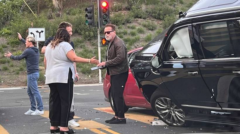 Provoca Arnold Schwarzenegger accidente automovilístico en Los Ángeles