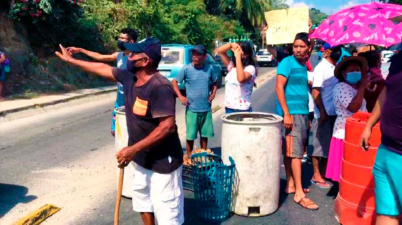 Bloquean Paso Limonero por falta de agua en Acapulco