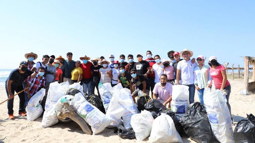 Realizan jóvenes brigada de limpieza en playa de Guerrero