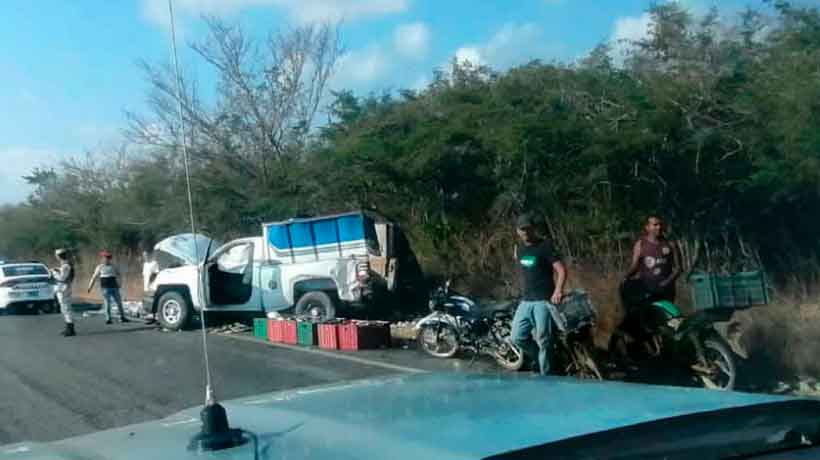 Vuelca camioneta en la carretera federal Zihuatanejo-Lázaro Cárdenas