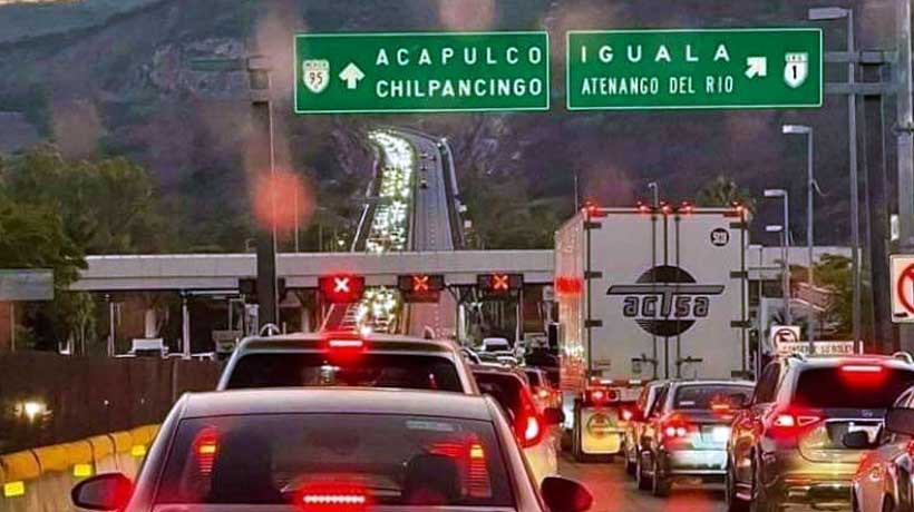 Muchos turistas se van, pero miles siguen llegando a Acapulco