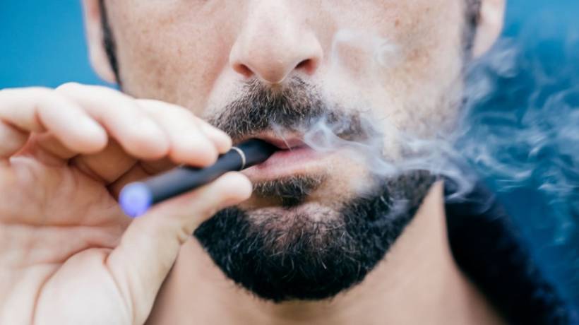 Usuarios de cigarros electrónicos sufren más síntomas de Covid-19