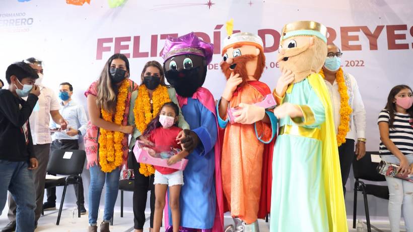 Celebra Evelyn Salgado el Día de Reyes con niños de Chilpancingo