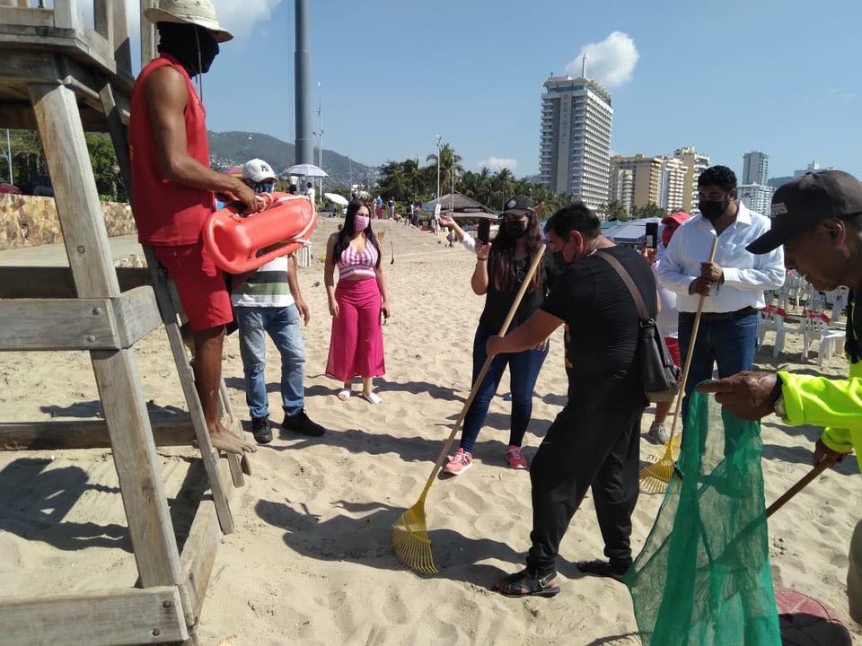 Limpia Félix Salgado las playas de Acapulco