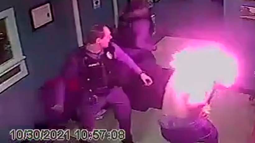 VIDEO: Terrible combinación; detenido estalla en llamas en comisaría de NY