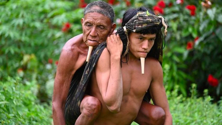 Carga joven 6 horas a su padre para que lo vacunen contra Covid-19 en el Amazonas