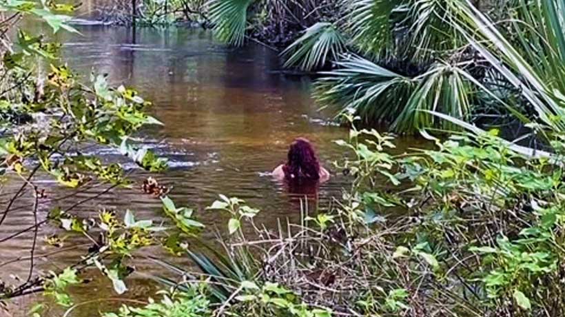 Video muestra a mujer ingresando a un río infestado de caimanes en Florida