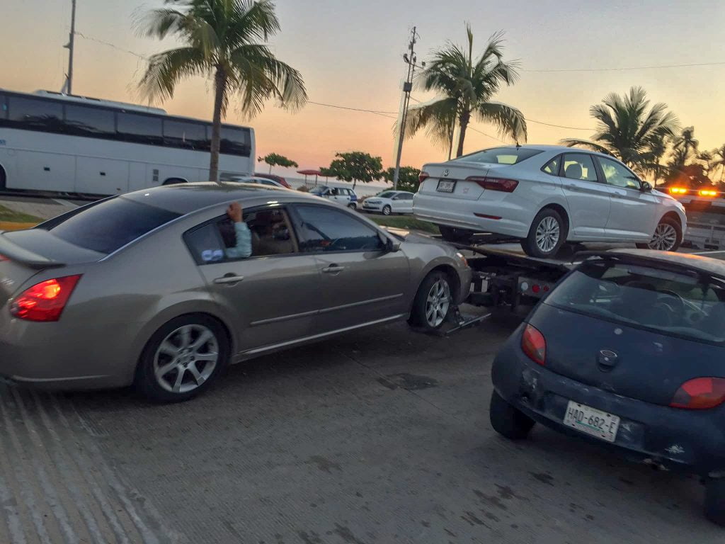 Grúa se lleva auto de activista del Parque Papagayo