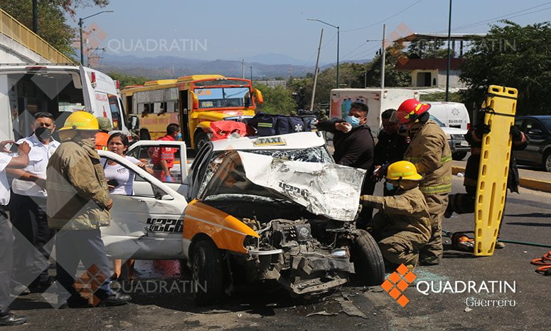 Pierde la vida taxista tras quedar prensado en accidente