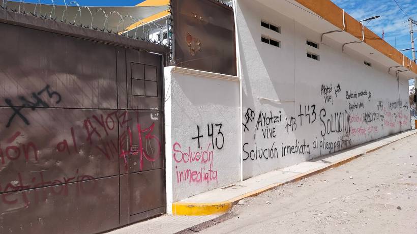 Vandaliza Ayotzinapa sede de la Secretaría de Educación de Guerrero