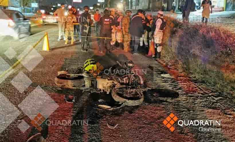 Motociclistas se estrellan contra una camioneta en Chilpancingo