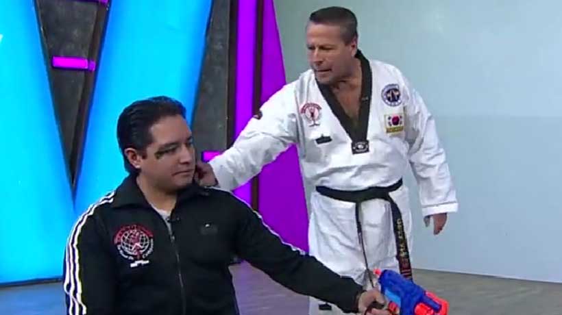 VIDEO: Da Alfredo Adame cátedra de defensa personal en programa de TV