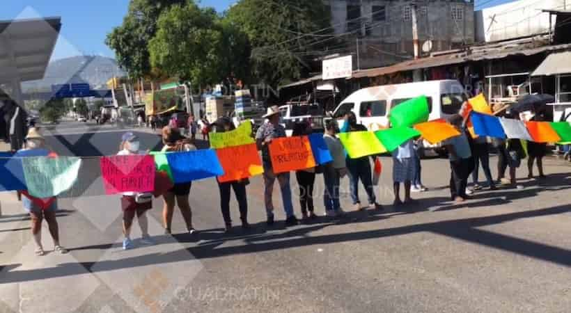 Caos vial: Bloquean bulevar Vicente Guerrero en Acapulco