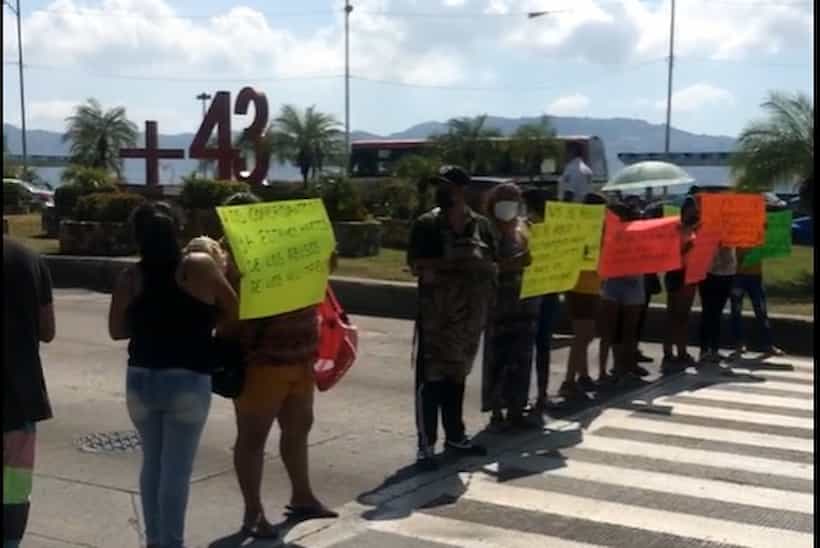 Doble bloqueo: Comerciantes cierran circulación en Costera y Cuauhtémoc