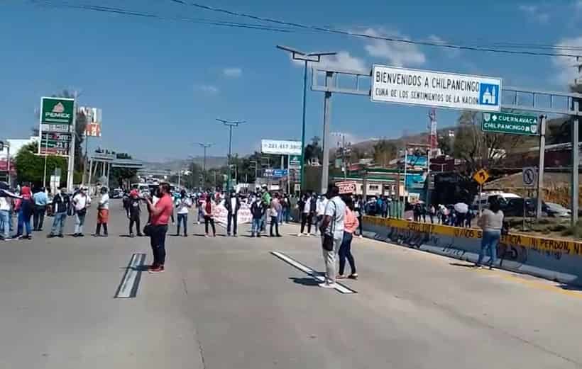 Bloquean normalistas Autopista del Sol en Chilpancingo