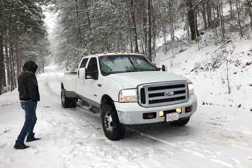 Cierran carreteras y cancelan vuelos por tormenta de nieve en Chihuahua