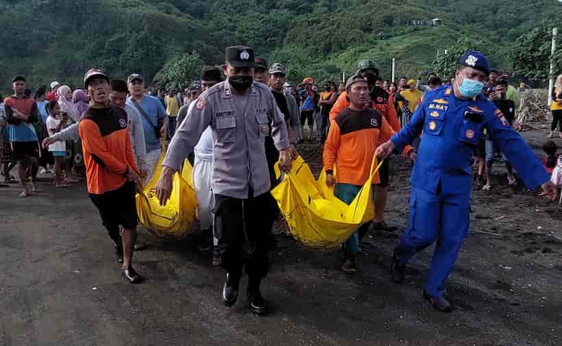 Ritual deja saldo de 11 personas ahogadas en Indonesia