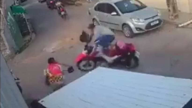 Hombre evita robo de una moto; golpeó al ladrón con un casco