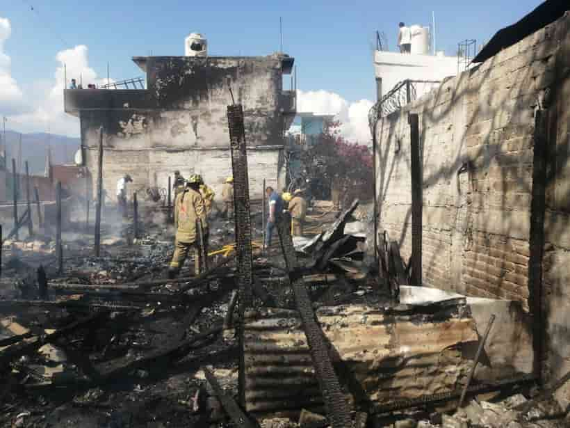 Incendio consume cuatro viviendas de madera en Chilpancingo