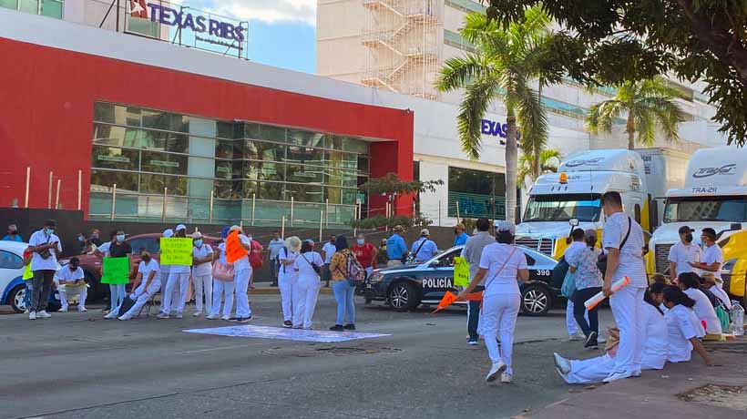 Caos vial en Acapulco tras 5 horas de bloqueo de enfermeros del ISSSTE