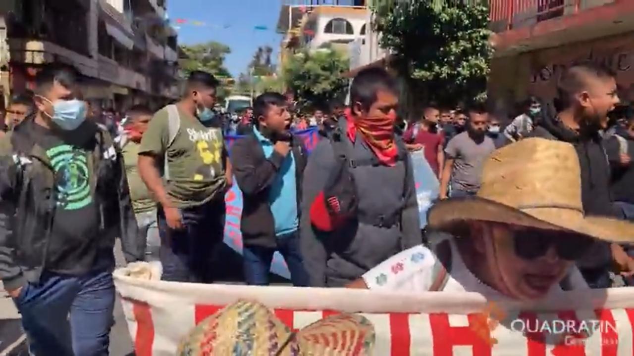 Marchan normalistas de Ayotzinapa en Chilpancingo