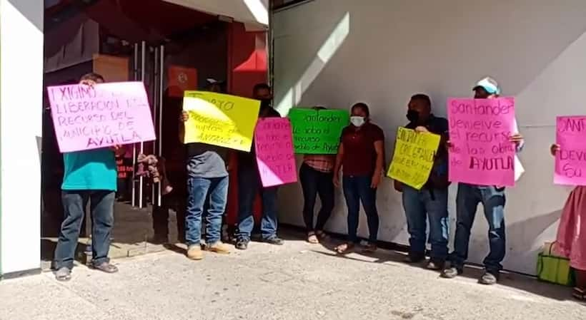 Protesta en Santander: Denuncian retención de recursos para Ayutla