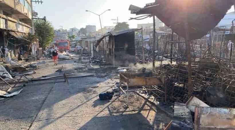 Locatarios retiran escombros tras incendio en el Mercado Central