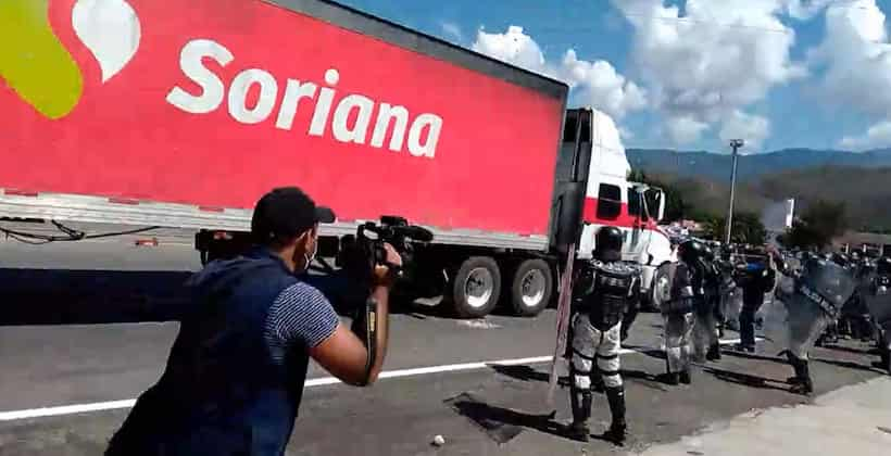 Soriana presentará denuncia por robo de tráiler que normalistas lanzaron contra la Guardia Nacional