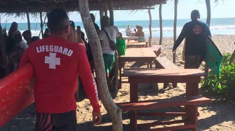 Salvan a cuatro turistas del Estado de México en playa de Acapulco