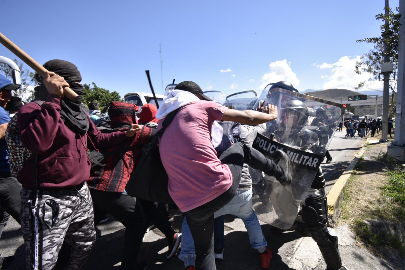 Agreden normalistas de Ayotzinapa a Guardia Nacional en intento de toma de caseta