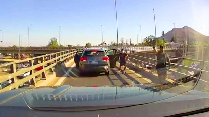 VIDEO: Avienta camioneta a asaltantes en puente vehicular