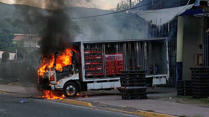 Incendian dos camiones de Coca-Cola en Iguala, Guerrero